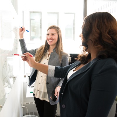 Read more about the article #189: 4 ways to share your expertise and raise your profile and build trust in your personal brand