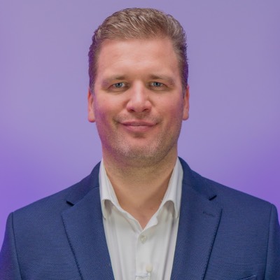 Read more about the article Sales and Presenting Confidence with James Ski